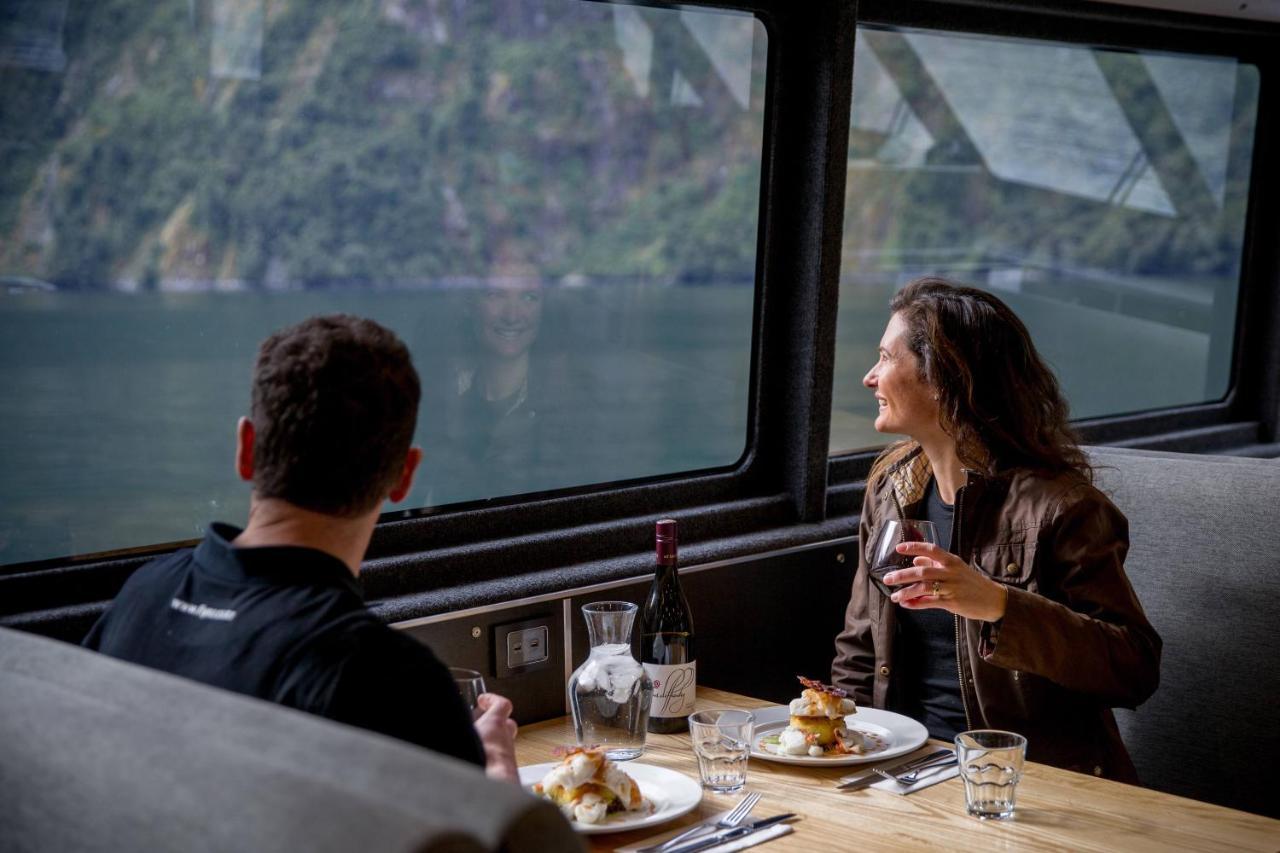 Milford Sound Overnight Cruise - Fiordland Discovery Esterno foto